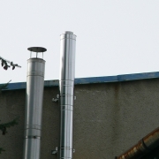 Montáž fasádního komína ve výrobní hale